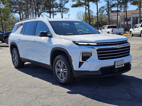 Used 2024 Chevrolet Traverse LT image 6
