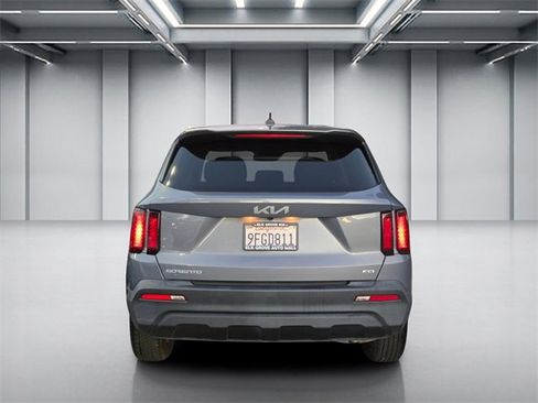 Used 2023 Kia Sorento LX image 5