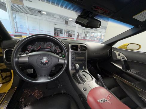 Used 2006 Chevrolet Corvette Coupe w/ Performance Package RWD image 21