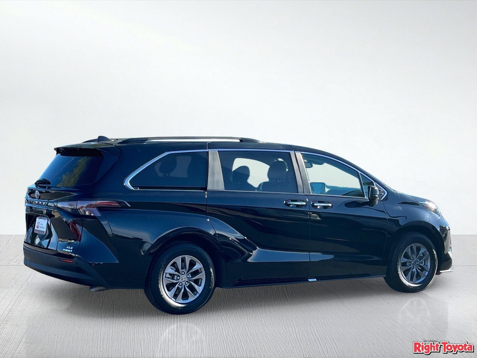 Certified 2024 Toyota Sienna XLE FWD image 7