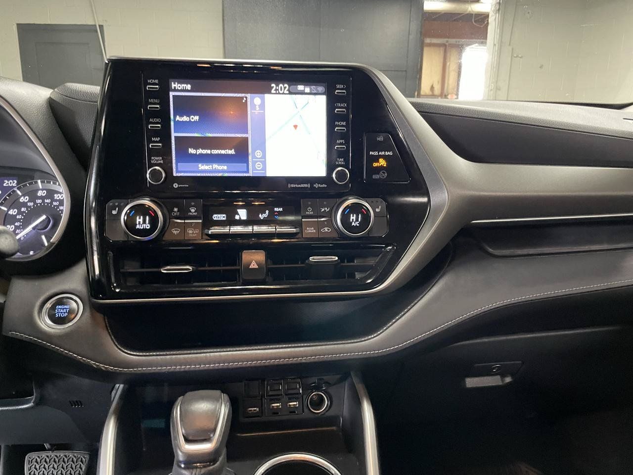 Used 2021 Toyota Highlander XLE AWD/4WD image 25