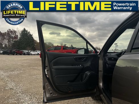 Used 2025 Subaru Forester Premium image 16