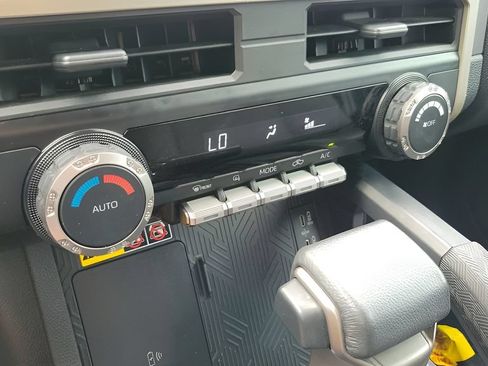 Used 2024 Toyota Tacoma SR5 w/ SR5 Upgrade Package AWD/4WD image 20