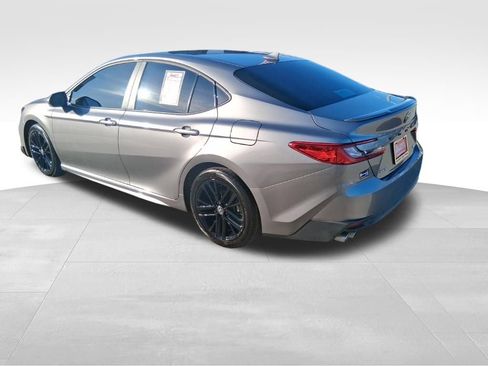 Used 2025 Toyota Camry SE w/ Convenience Package image 4