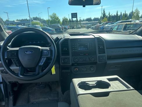Used 2017 Ford F250 XL w/ Power Equipment Group AWD/4WD image 6