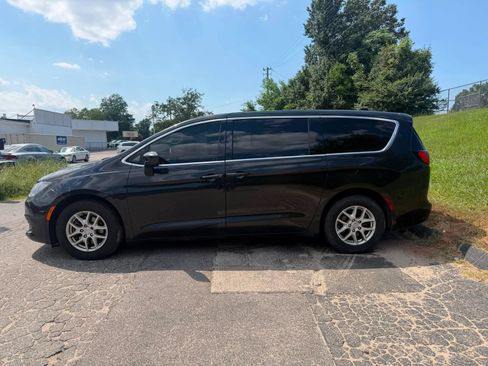 Used 2017 Chrysler Pacifica Touring FWD image 16