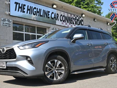 Used 2022 Toyota Highlander XLE AWD/4WD image 1