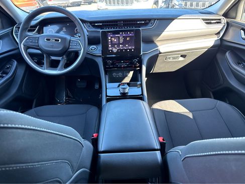 Used 2023 Jeep Grand Cherokee Laredo image 13