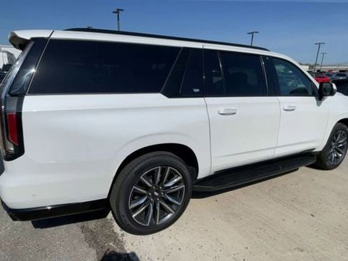 Used 2023 Cadillac Escalade ESV Sport Platinum AWD/4WD image 2