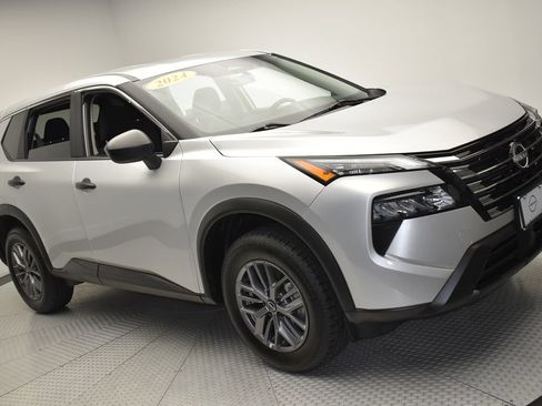 Used 2024 Nissan Rogue S FWD image 3