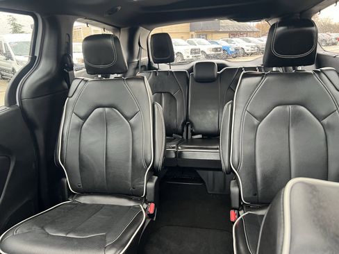 Used 2025 Chrysler Pacifica Limited image 14