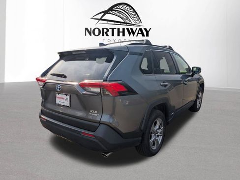 Used 2022 Toyota RAV4 XLE w/ Convenience Package AWD/4WD image 3