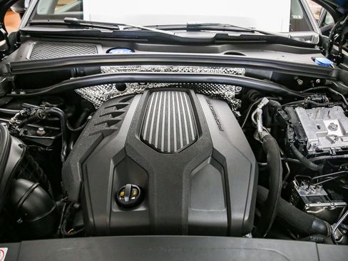 Certified 2025 Porsche Macan AWD/4WD image 33