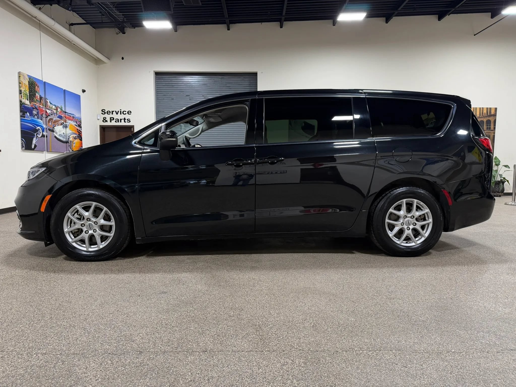 Used 2023 Chrysler Pacifica Touring-L FWD image 8