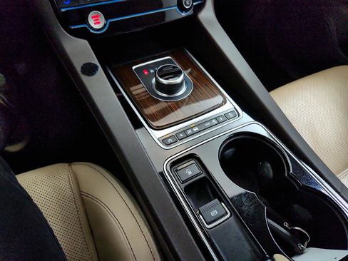 Used 2017 Jaguar F-PACE Prestige image 19