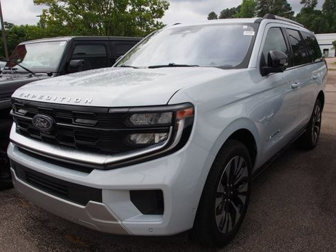 Certified 2025 Ford Expedition Platinum w/ Driver's Package AWD/4WD image 4