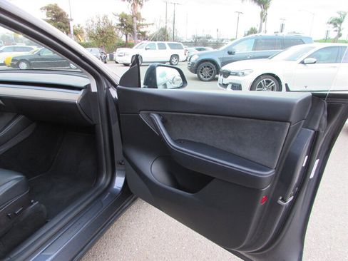 Used 2022 Tesla Model Y Long Range image 26