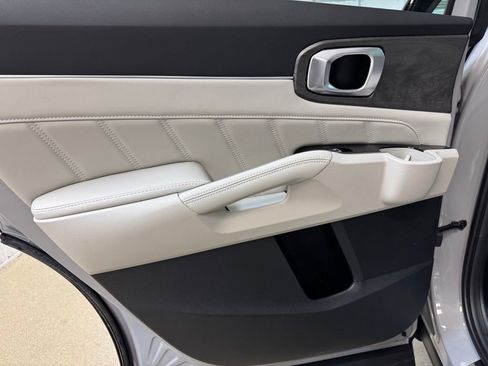 Used 2025 Kia Sorento SX image 14