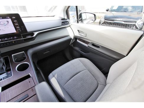 Used 2022 Toyota Sienna LE FWD image 14