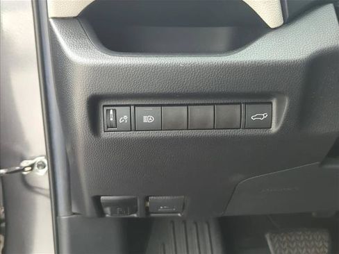 Used 2021 Toyota RAV4 XLE w/ Convenience Package FWD image 14
