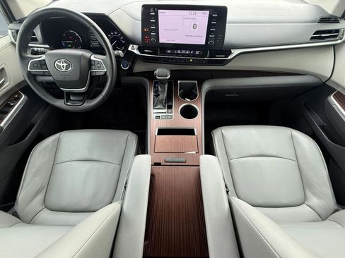 Used 2021 Toyota Sienna XLE image 12