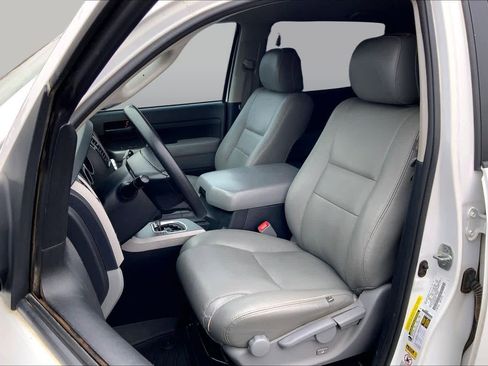 Used 2013 Toyota Tundra 4x4 CrewMax w/ Tow Pkg image 8
