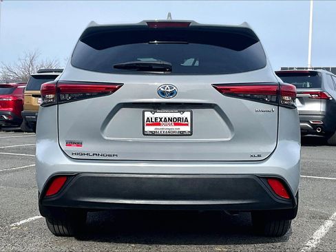 Used 2022 Toyota Highlander Bronze Edition image 4