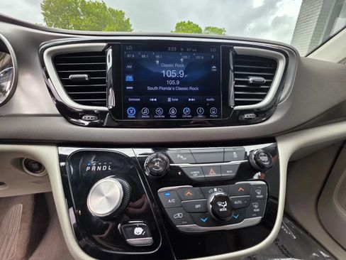 Used 2017 Chrysler Pacifica Touring-L FWD image 22