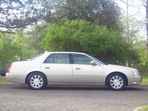 Used 2009 Cadillac DTS w/ Trunk Convenience Package FWD image 5