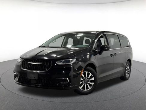 Used 2024 Chrysler Pacifica Limited FWD image 1