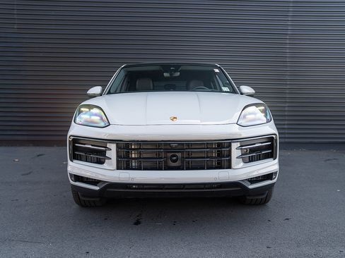 Used 2025 Porsche Cayenne E-Hybrid Coupe AWD/4WD image 29