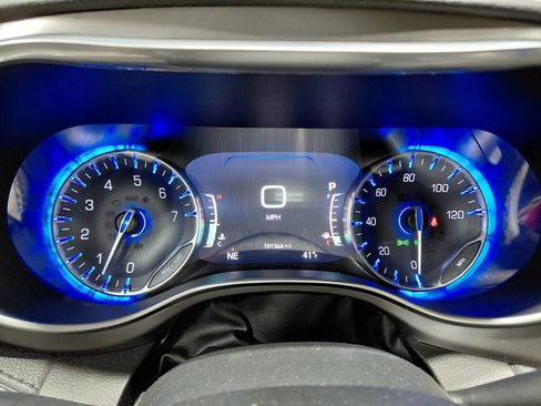 Certified 2019 Chrysler Pacifica Limited image 40