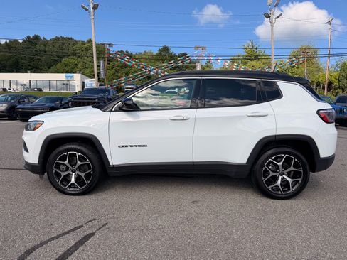 Used 2025 Jeep Compass Limited AWD/4WD image 3