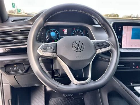 Used 2024 Volkswagen Atlas Cross Sport SE image 17