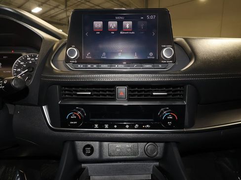 Used 2024 Nissan Rogue SV image 16