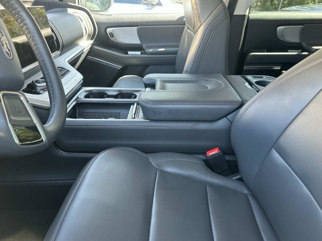 Used 2025 Ford Expedition Active AWD/4WD image 5