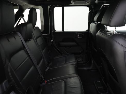 Used 2018 Jeep Wrangler Unlimited Sahara AWD/4WD image 12