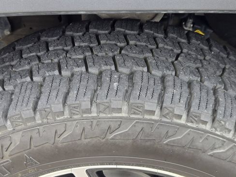 Used 2025 GMC Sierra 1500 AT4 w/ Technology Package AWD/4WD image 9