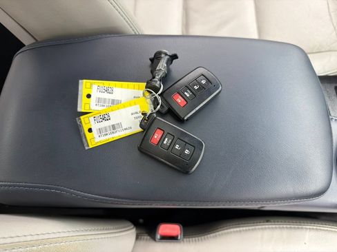 Used 2015 Toyota Avalon XLE Touring FWD image 33