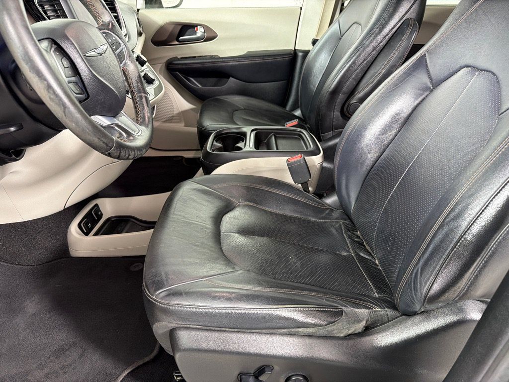 Used 2019 Chrysler Pacifica Touring-L FWD image 11