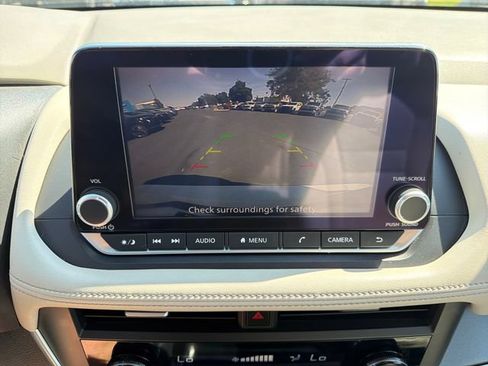Used 2025 Nissan Rogue SV AWD/4WD image 19