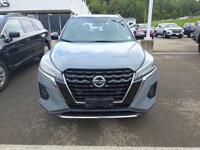 Used 2023 Nissan Kicks SR w/ SR Premium Package FWD image 3