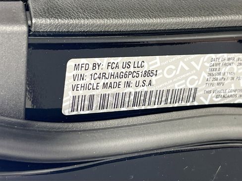 Used 2023 Jeep Grand Cherokee Laredo image 30