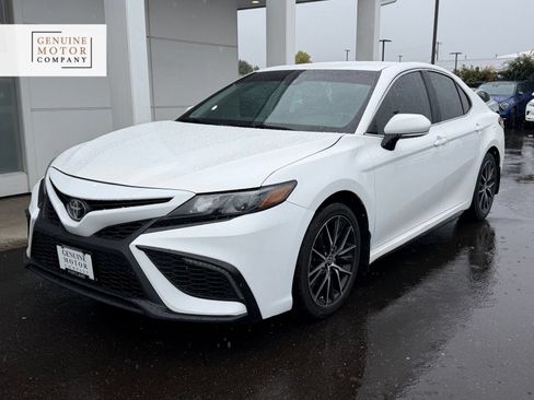Used 2024 Toyota Camry SE FWD image 1