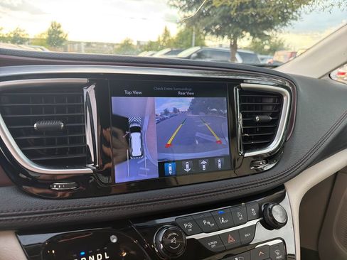 Used 2017 Chrysler Pacifica Limited FWD image 26