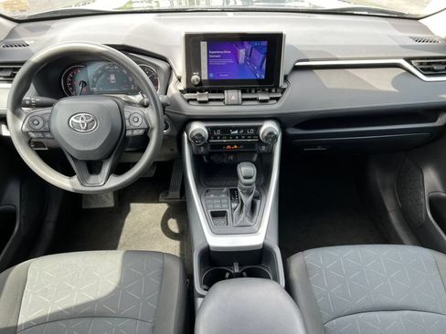 Used 2025 Toyota RAV4 XLE AWD/4WD image 2