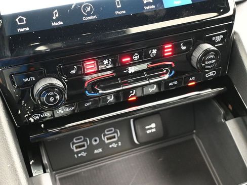 Used 2024 Jeep Grand Cherokee Overland w/ Luxury Tech Group IV image 32