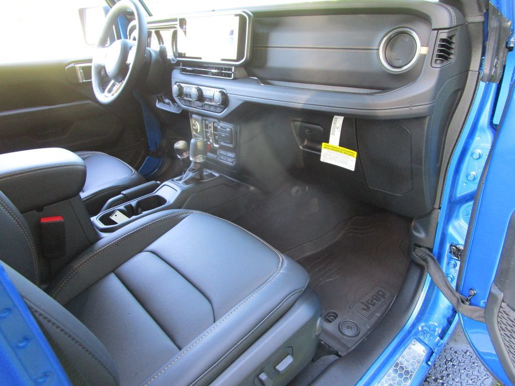 New 2026 Jeep Wrangler Unlimited Sahara w/ Whitecap Package AWD/4WD image 33