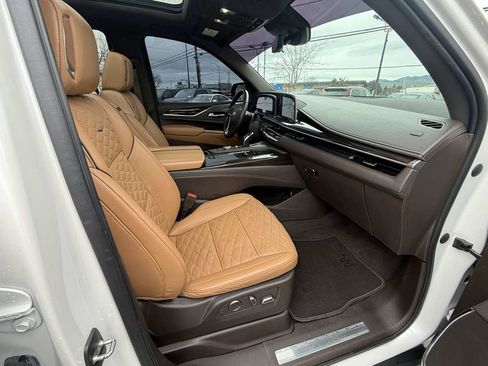 Used 2021 Cadillac Escalade Premium Luxury image 16