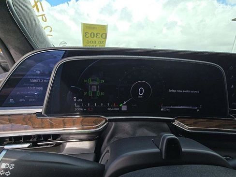 Used 2023 Cadillac Escalade Sport Platinum RWD image 3